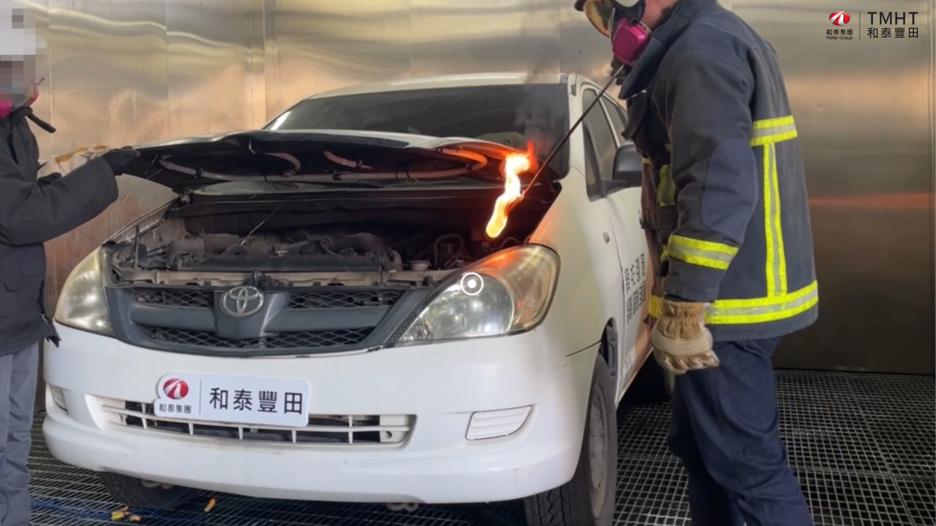 車輛引擎室火災模擬測試中 BlazeCut fire suppression system 作動場景